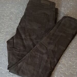Social Standard by Sanctuary Black Camouflage Ankle Skinny Jeans size 10